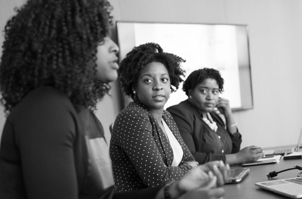 Drie deelnemers die meedoen aan een training systemisch werken