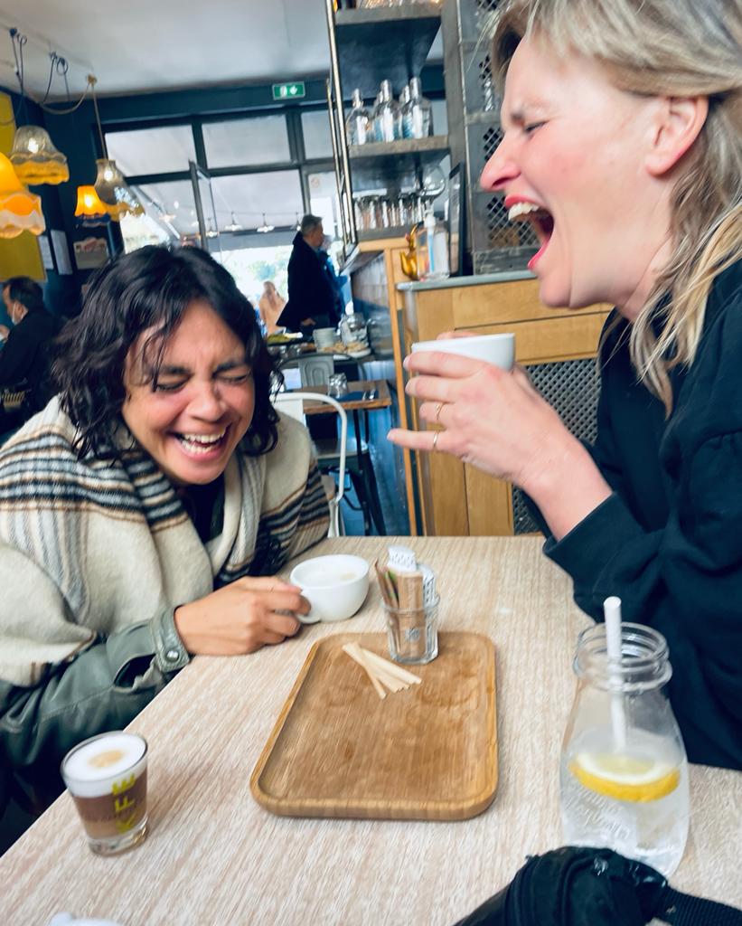 Lieke en Sandrijn liggen in een deuk